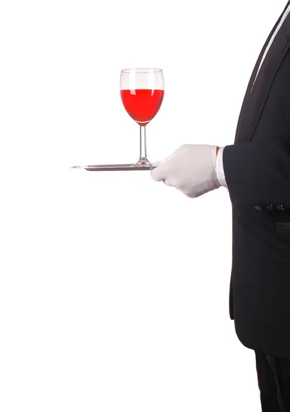 Человек в смокинге с красным вином на подносе — стоковое фото