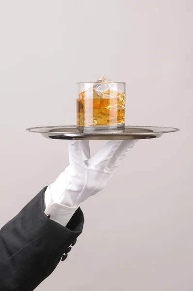 Butler håller cocktail på bricka — Stockfoto