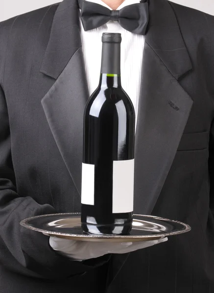 服务员与红葡萄酒瓶空白标签 — 图库照片