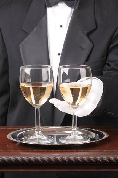 Официант с двумя бокалами Шардоне — стоковое фото