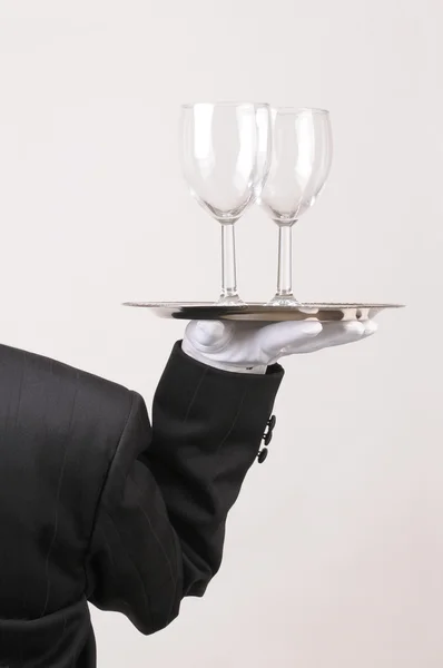 Butler com copos de vinho na bandeja — Fotografia de Stock