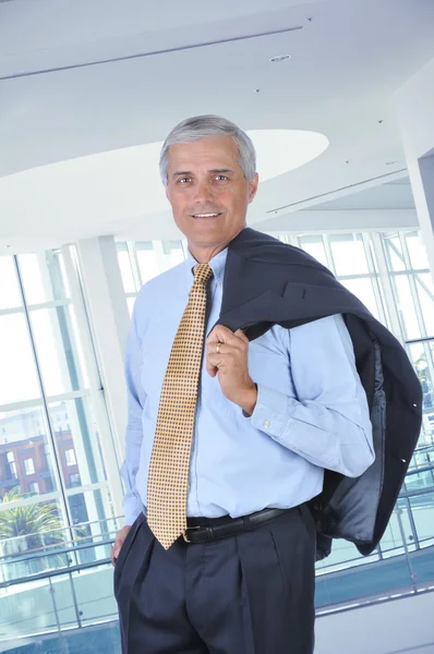 Empresário no lobby com jaqueta — Fotografia de Stock