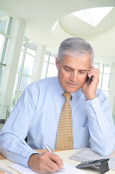 Üzletember pultnál beszél telefonon — Stock Fotó
