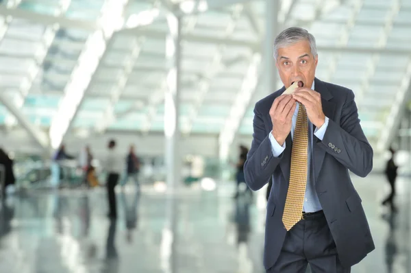 Geschäftsmann isst Sandwich — Stockfoto