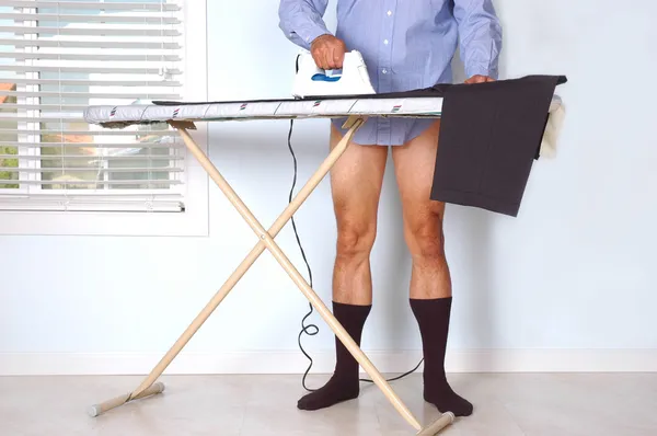 Άνθρωπος σιδερώματος παντελόνι — Φωτογραφία Αρχείου