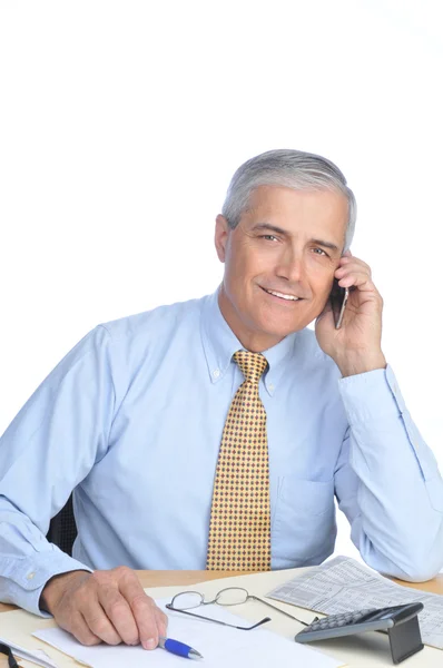 Бизнесмен, сидящий в Des Talking Phone — стоковое фото