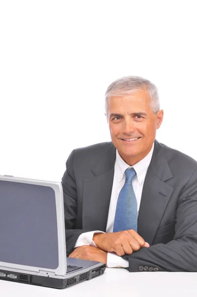 Üzletember keresi felett laptop — Stock Fotó