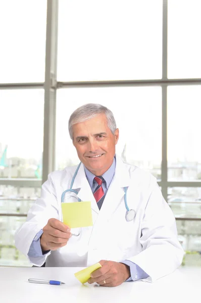 Médecin avec tampon de prescription — Photo