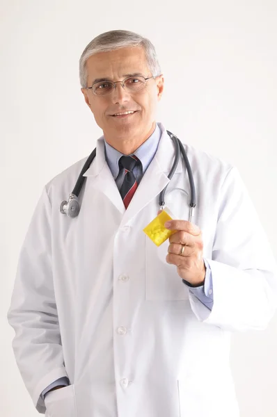 Médico segurando frasco de prescrição — Fotografia de Stock