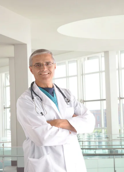 Midden leeftijd doctor in de medische faciliteit — Stockfoto