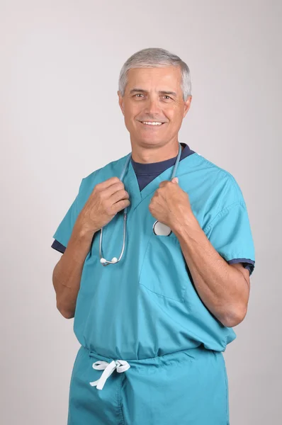 Доктор в Скрабсе со стетоскопом — стоковое фото