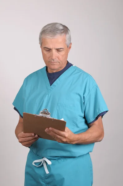 Läkare i scrubs med Urklipp — Stockfoto