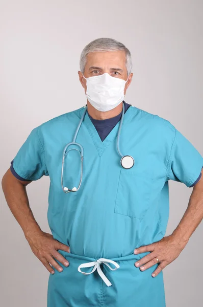 Доктор в клинике с руками на бедрах — стоковое фото
