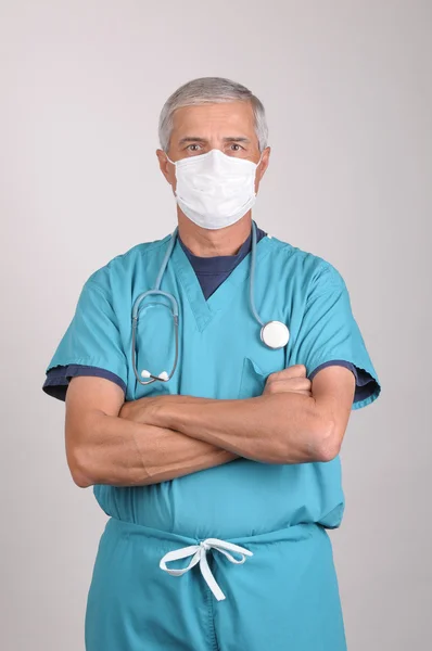 Doktor maskesi kollu önlük içinde katlanmış — Stok fotoğraf