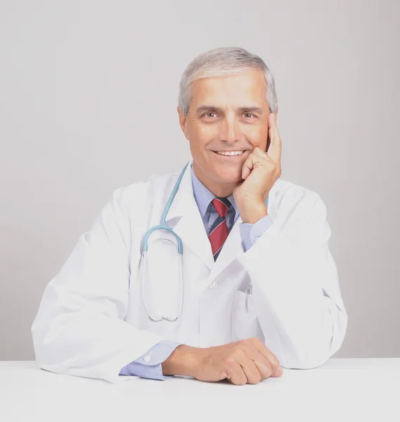 Usmíval se starší lékař v laboratorní plášť — Stock fotografie