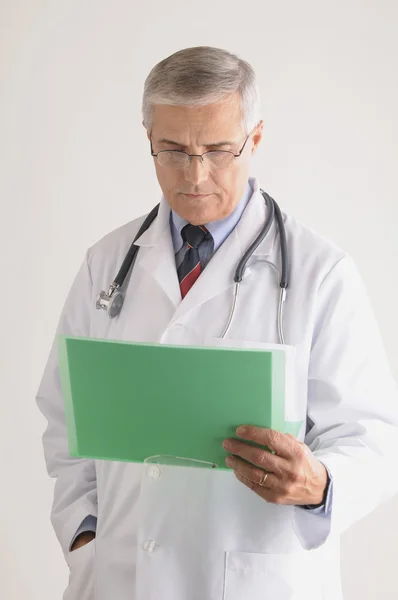 Médico mirando la carta de pacientes —  Fotos de Stock