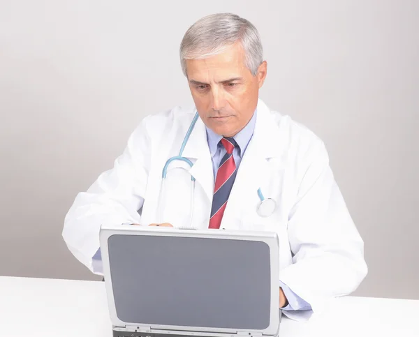 Médico na mesa com computador — Fotografia de Stock