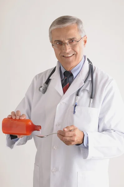 Γιατρός στο labcoat ρίχνει ιατρικής — Φωτογραφία Αρχείου