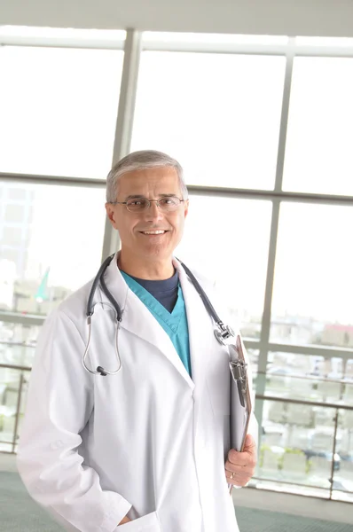 Midden leeftijd doctor in de medische faciliteit — Stockfoto