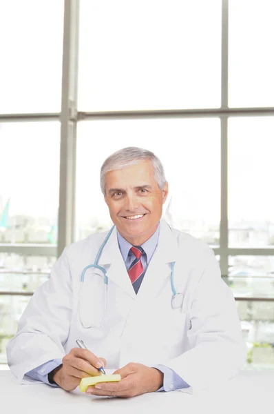 Doutor com Almofada de Prescrição — Fotografia de Stock