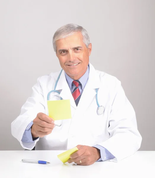 Χαμογελώντας ώριμη γιατρός σε εργαστήριο παλτό — Φωτογραφία Αρχείου