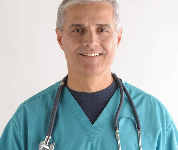 Läkare i scrubs och stetoskop cloesup — Stockfoto
