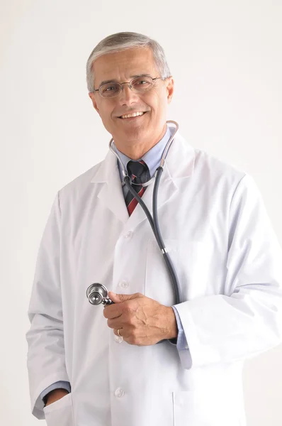 Średniej wieku lekarz stetoskop gospodarstwa — Zdjęcie stockowe