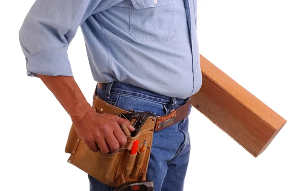 Carpintero sosteniendo madera — Foto de Stock