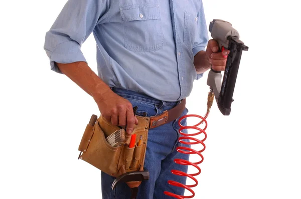 Carpintero sosteniendo una pistola de clavos — Foto de Stock