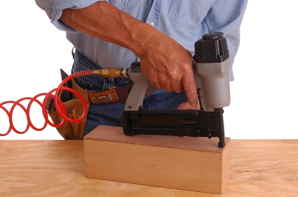 Çivi tabancası kullanarak marangoz — Stok fotoğraf