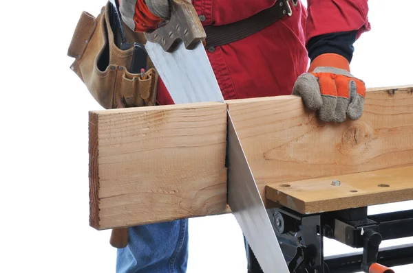 Byggande arbetare skära beam — Stockfoto
