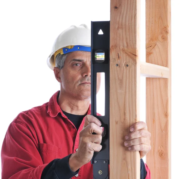 Çıtçıt kontrol düzeyi ile marangoz — Stok fotoğraf