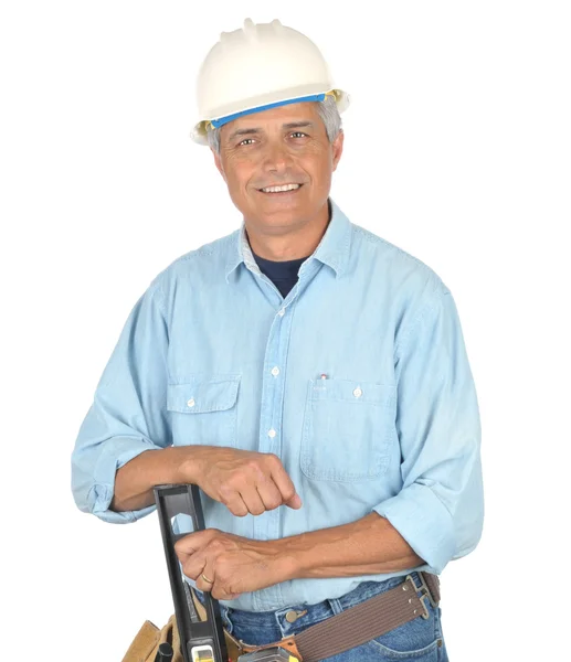 Trabajador de la construcción apoyado en el nivel — Foto de Stock