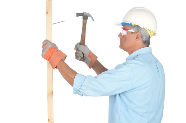 Byggnadsarbetare med hammare — Stockfoto