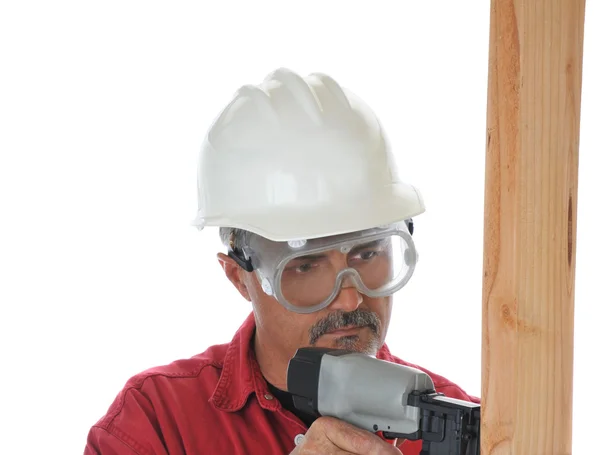 Pracownik budowlany przy użyciu broń paznokci — Zdjęcie stockowe