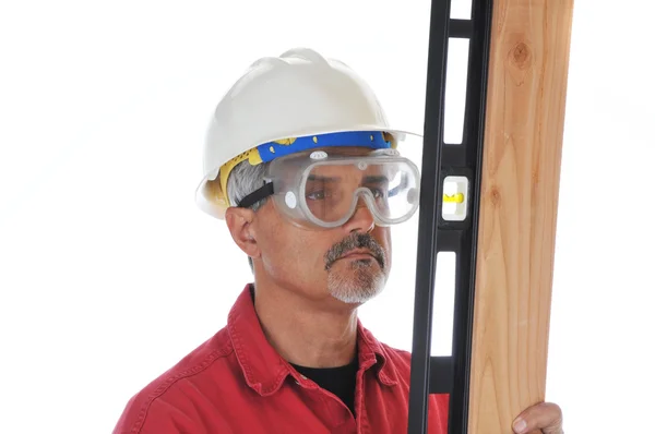 Trabalhador da construção civil com nível e placa — Fotografia de Stock