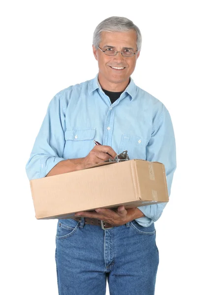 Χαμογελώντας deliveryman με αγροτεμάχιο — Φωτογραφία Αρχείου