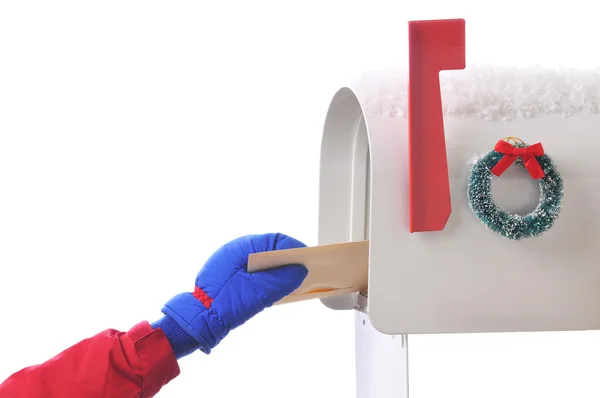 Childs mão colocando carta na caixa de correio — Fotografia de Stock