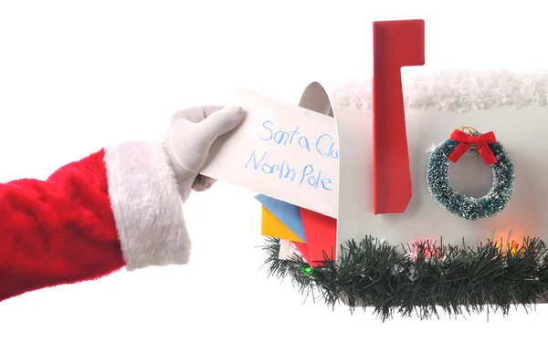 Santa claus biorąc list od skrzynki pocztowej — Zdjęcie stockowe