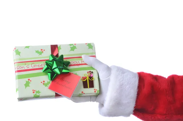 Weihnachtsmann hält verpacktes Geschenk in Händen — Stockfoto