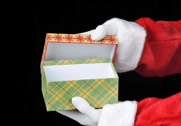 Санта держит пустую подарочную коробку — стоковое фото