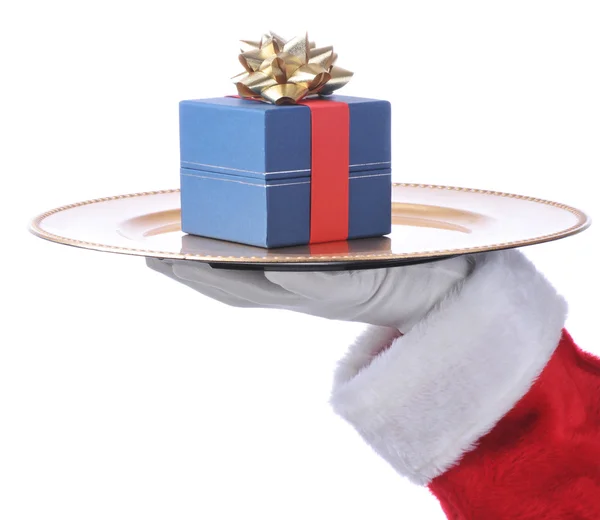 Santa håller upp en bricka med nuvarande — Stockfoto