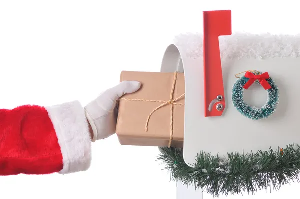 Pacote de colocação de Santa na caixa de correio — Fotografia de Stock