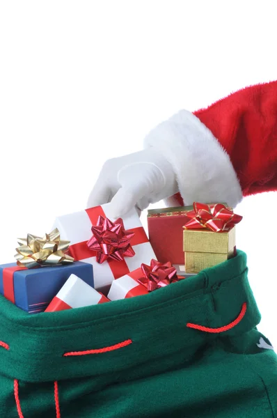 Weihnachtsmann greift in seine Tasche — Stockfoto
