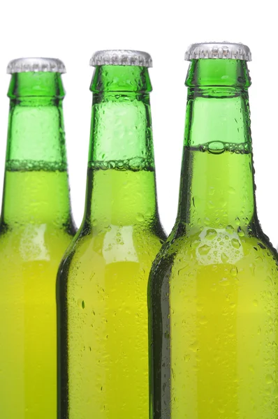 Три бутылки зеленого пива — стоковое фото