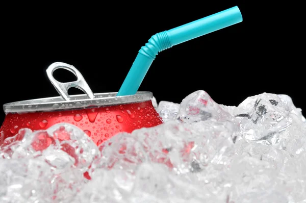 Lata de refrigerante em gelo com palha — Fotografia de Stock