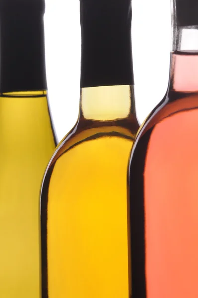 Abstrakt på nära håll av tre vinflaskor — Stockfoto
