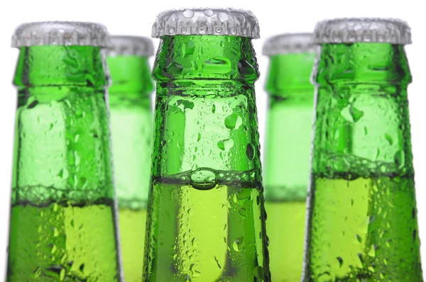П'ять зелених пляшок пива — стокове фото