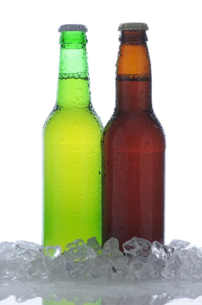 Twee bierflessen in ijs — Stockfoto