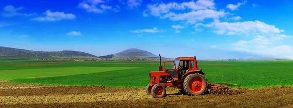 Tractor cultivating — Stock Photo, Image